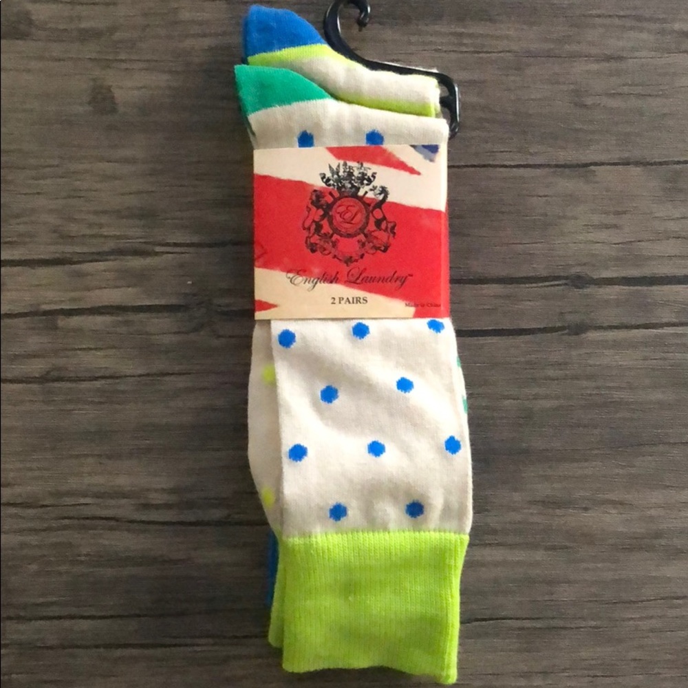 2 pairs of men’s socks